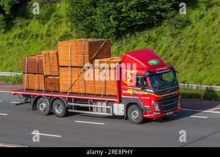 TREEWAY FENCING LTD transport, société de transport ; Treeway Fencing nouvelle livrée 2020 Rouge VOLVO FH taille du moteur 12777 cc ; se déplaçant à grande vitesse sur l'autoroute M6 dans le Grand Manchester, Royaume-Uni Banque D'Images