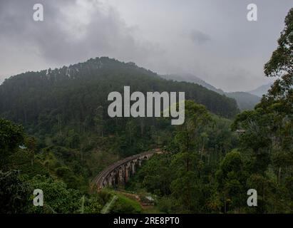 Une vue du pont Nine Arches à Ella, Sri Lanka, prise de loin un matin pluvieux avec des collines en arrière-plan Banque D'Images