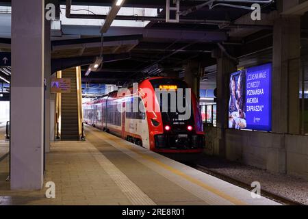 Poznan, Pologne - 19 avril 2023 : gare, train avant le départ du quai. Banque D'Images