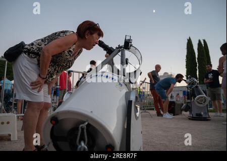 Madrid, Espagne. 25 juillet 2023. Une femme observe la lune à travers un télescope. Le Planétarium de Madrid, en collaboration avec AIRBUS, l’Association astronomique de Madrid (AAM) et l’Agence spatiale européenne (ESA), a organisé une nuit d’observation avec télescopes pour commémorer le 54e anniversaire de l’arrivée des humains sur la Lune. Crédit : Marcos del Mazo/Alamy Live News Banque D'Images