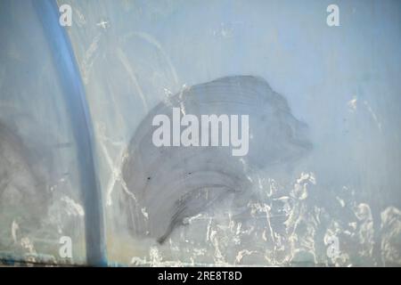 Inscription peinte dans le tunnel. Tache de peinture sur la surface du mur. Vandalisme en ville. Mur brisé. Banque D'Images