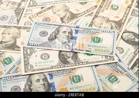 Image de richesse et de prospérité avec des billets de 1, 10, 50 et 100 dollars dispersés. Banque D'Images