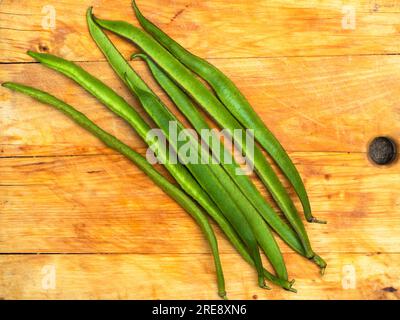 Haricot de coureur cultivé maison, Phaseolus coccineus 'Enorma' cueillie pour la préparation sur une planche à découper Banque D'Images