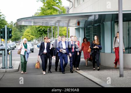 Comparaissant pour le communiqué de presse sur la résolution de la Stratégie nationale de l'hydrogène: Robert Habeck, ministre fédéral de l'économie et de la protection du climat et vice-chancelier, Bettina Stark-Watzinger, ministre fédérale de la recherche et de l'éducation, Volker Wissing, ministre fédéral des transports et du numérique, Baerbel Kofler, secrétaire d'État parlementaire au ministère fédéral des affaires économiques, de la coopération et du développement, Et Christian Kuehn, secrétaire d'État parlementaire au ministère fédéral de l'environnement, de la protection de la nature, de la sûreté nucléaire et de la protection des consommateurs. B Banque D'Images