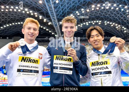 Fukuoka, Japon. 26 juillet 2023. Krzysztof Chmielewski de Pologne, argent, Leon Marchand de France, or, Tomoru Honda du Japon, bronze montrent les médailles après avoir concouru à la finale du 200m Butterfly Men lors du 20e Championnat du monde aquatique à la Marine Messe Hall A de Fukuoka (Japon), le 26 juillet 2023. Crédit : Insidefoto di andrea staccioli/Alamy Live News Banque D'Images