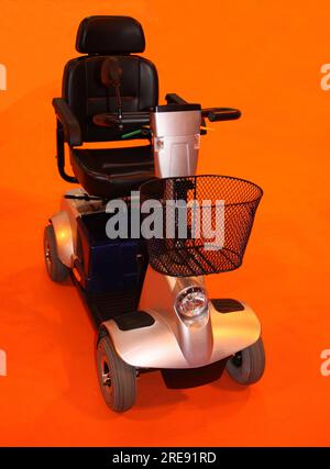 Un scooter électrique à quatre roues motorisé pour handicapés. Banque D'Images