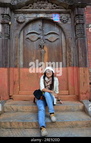 Voyageurs les femmes thaïlandaises voyage et voyage visitent l'art antique yeux de sagesse bouddha sur la porte en bois antique dans l'architecture népalaise et ruine royale Pala Banque D'Images