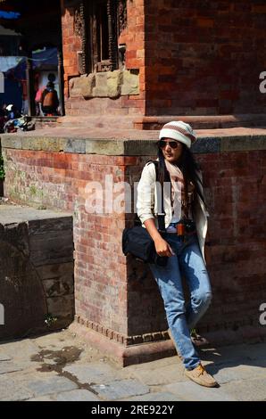 Voyageurs les femmes thaïlandaises voyage Voyage visite et prendre la photo avec l'ancien bâtiment népalais et l'architecture népalaise antique dans Basantapur durbar Square at Banque D'Images