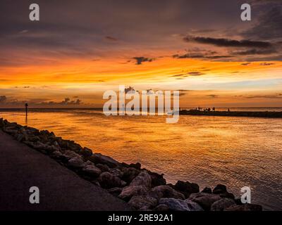 Coucher de soleil sur le golfe de Mexiuco à la jetée de Venise sur la voie navigable intracôtière à Venice Florida USA Banque D'Images