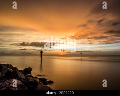 Coucher de soleil sur le golfe de Mexiuco à la jetée de Venise sur la voie navigable intracôtière à Venice Florida USA Banque D'Images