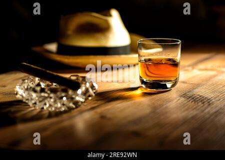 glas de rhum, cigare et chapeau panama dans un bar à Cuba Banque D'Images