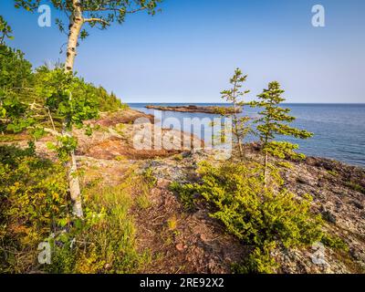 Rivage rocheux du lac supérieur sur la péninsule Keweenaw entre Eagle River et Copper Harbor dans le Haut Michigan USA Banque D'Images