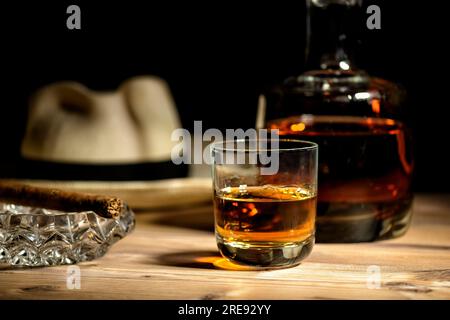 glas de rhum, cigare et chapeau panama dans un bar à Cuba Banque D'Images