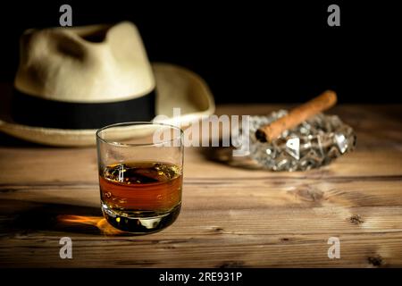 glas de rhum, cigare et chapeau panama dans un bar à Cuba Banque D'Images
