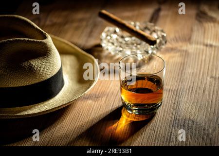 glas de rhum, cigare et chapeau panama dans un bar à Cuba Banque D'Images
