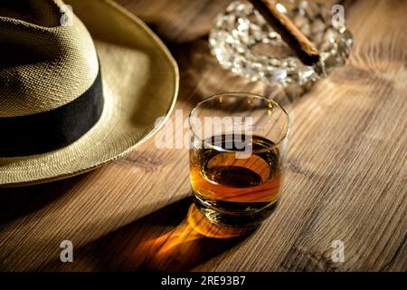 glas de rhum, cigare et chapeau panama dans un bar à Cuba Banque D'Images