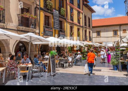 Oviedo, Asturies, Espagne - 16 juillet 2023 : la vie urbaine en été dans les rues d'Oviedo. Oviedo est situé dans le centre des Asturies entre le Nal Banque D'Images