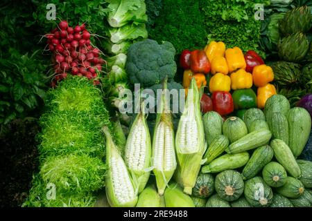 Stalle de légumes avec maïs, poivrons, radis, etc., dans le marché de Surquillo de Lima au Pérou. Banque D'Images