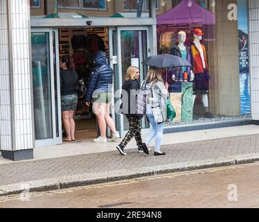 Truro, Royaume-Uni. , . Truro était vide un jour de marché terne et pluvieux sur Lemon Quay. Les prévisions sont forlight précipitations, averses de pluie légères de 19C et brise légère pour le reste de la journée. Crédit : Keith Larby/Alamy Live News Banque D'Images