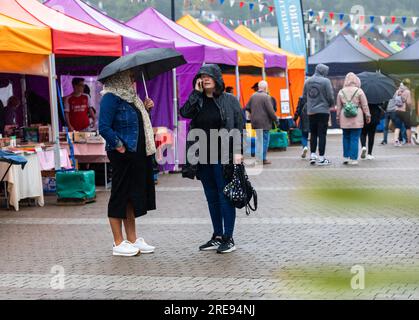 Truro, Royaume-Uni. , . Truro était vide un jour de marché terne et pluvieux sur Lemon Quay. Les prévisions sont forlight précipitations, averses de pluie légères de 19C et brise légère pour le reste de la journée. Crédit : Keith Larby/Alamy Live News Banque D'Images