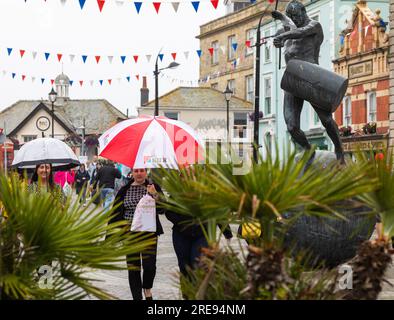 Truro, Royaume-Uni. , . Truro était vide un jour de marché terne et pluvieux sur Lemon Quay. Les prévisions sont forlight précipitations, averses de pluie légères de 19C et brise légère pour le reste de la journée. Crédit : Keith Larby/Alamy Live News Banque D'Images