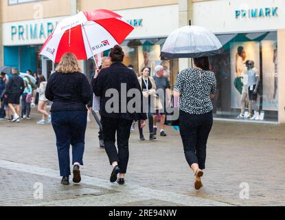 Truro, Royaume-Uni. , . Truro était vide un jour de marché terne et pluvieux sur Lemon Quay. Les prévisions sont forlight précipitations, averses de pluie légères de 19C et brise légère pour le reste de la journée. Crédit : Keith Larby/Alamy Live News Banque D'Images