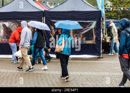 Truro, Royaume-Uni. , . Truro était vide un jour de marché terne et pluvieux sur Lemon Quay. Les prévisions sont forlight précipitations, averses de pluie légères de 19C et brise légère pour le reste de la journée. Crédit : Keith Larby/Alamy Live News Banque D'Images