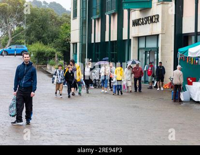 Truro, Royaume-Uni. , . Truro était vide un jour de marché terne et pluvieux sur Lemon Quay. Les prévisions sont forlight précipitations, averses de pluie légères de 19C et brise légère pour le reste de la journée. Crédit : Keith Larby/Alamy Live News Banque D'Images