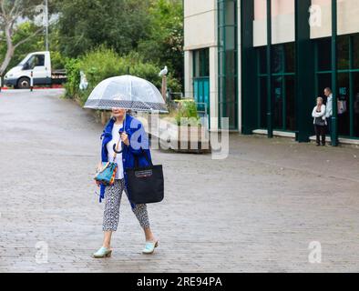 Truro, Royaume-Uni. , . Truro était vide un jour de marché terne et pluvieux sur Lemon Quay. Les prévisions sont forlight précipitations, averses de pluie légères de 19C et brise légère pour le reste de la journée. Crédit : Keith Larby/Alamy Live News Banque D'Images