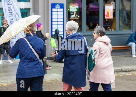Truro, Royaume-Uni. , . Truro était vide un jour de marché terne et pluvieux sur Lemon Quay. Les prévisions sont forlight précipitations, averses de pluie légères de 19C et brise légère pour le reste de la journée. Crédit : Keith Larby/Alamy Live News Banque D'Images