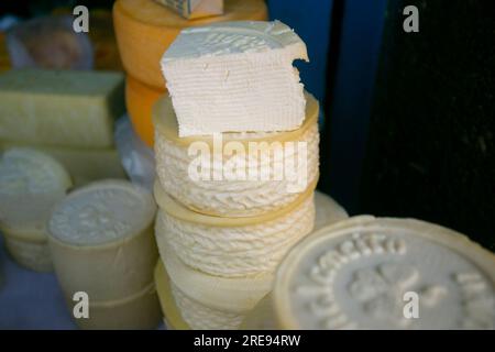 Fromages bio péruviens de qualité supérieure dans un étal de marché dans la ville de Cusco, Pérou. Banque D'Images