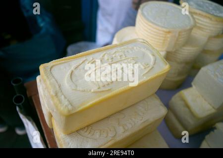 Fromages bio péruviens de qualité supérieure dans un étal de marché dans la ville de Cusco, Pérou. Banque D'Images