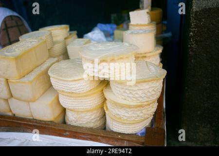 Fromages bio péruviens de qualité supérieure dans un étal de marché dans la ville de Cusco, Pérou. Banque D'Images