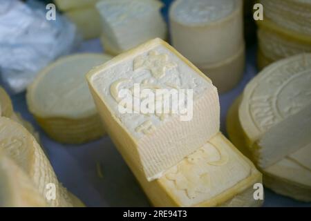 Fromages bio péruviens de qualité supérieure dans un étal de marché dans la ville de Cusco, Pérou. Banque D'Images