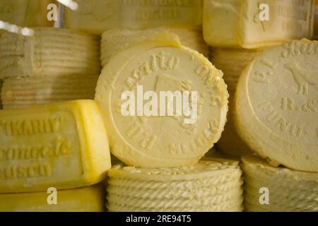 Fromages bio péruviens de qualité supérieure dans un étal de marché dans la ville de Cusco, Pérou. Banque D'Images