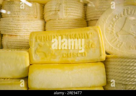 Fromages bio péruviens de qualité supérieure dans un étal de marché dans la ville de Cusco, Pérou. Banque D'Images