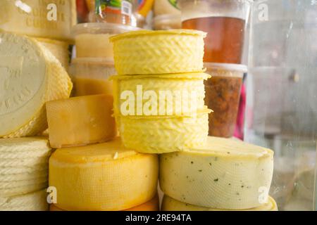 Fromages bio péruviens de qualité supérieure dans un étal de marché dans la ville de Cusco, Pérou. Banque D'Images