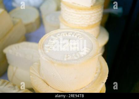 Fromages bio péruviens de qualité supérieure dans un étal de marché dans la ville de Cusco, Pérou. Banque D'Images