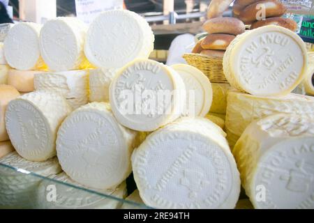 Fromages bio péruviens de qualité supérieure dans un étal de marché dans la ville de Cusco, Pérou. Banque D'Images