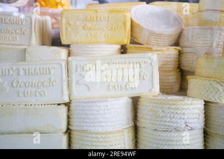 Fromages bio péruviens de qualité supérieure dans un étal de marché dans la ville de Cusco, Pérou. Banque D'Images