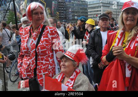 26 juillet 2023/les Danois se rassemblent sur la place de la mairie de Copenhague et célèbrent la 2e victoire de Jinas Vingegaard sur le Tour de France à Paris et les danois célèbrent à Copenhague au Danemark. (Photo.Francis Joseph Dean/Dean Pictures) Banque D'Images