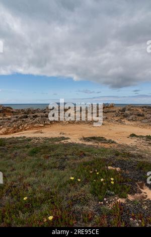 Vue sur la falaise depuis le point de vue du Cap Carvoeiro (Miradouro Cabo Carvoeiro), situé à Peniche, Portugal Banque D'Images