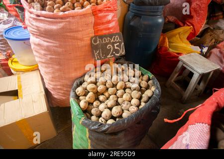 Variété de pommes de terre péruviennes sur le marché central de la ville de Cusco au Pérou. Banque D'Images