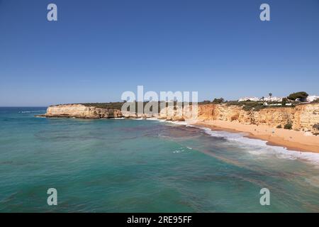 Vue panoramique sur la plage de Praia Nova par une belle journée ensoleillée, situé à Vila Nossa Senhora da Rocha, Porches, Portugal Banque D'Images