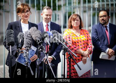 (LR) Bettina Stark-Watzinger, ministre fédérale de la recherche et de l'éducation, Volker Wissing, ministre fédéral des transports et des ditgitales, Baerbel Kofler, secrétaire d'État parlementaire au ministère fédéral de la coopération économique et du développement, Et Christian Kuehn, secrétaire d’État parlementaire au ministère fédéral de l’Environnement, de la conservation de la nature, de la sûreté nucléaire et de la protection des consommateurs, pris dans le cadre d’un communiqué de presse sur la résolution de la Stratégie nationale de l’hydrogène après une réunion du cabinet devant la Chancellerie fédérale. Berlin, 26 juillet 2023. Banque D'Images