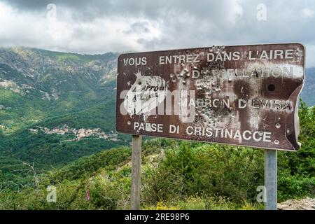 Von Kugeln durchloechertes Schild mit Hinweis auf das Marronengebiet Eivisa auf der Passstrasse von Christinacce, Korsika, Frankreich, Europa Banque D'Images