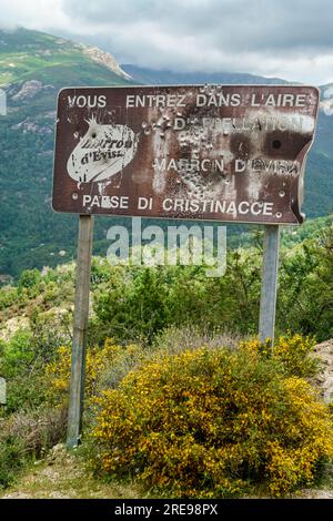 Von Kugeln durchloechertes Schild mit Hinweis auf das Marronengebiet Eivisa auf der Passstrasse von Christinacce, Korsika, Frankreich, Europa Banque D'Images