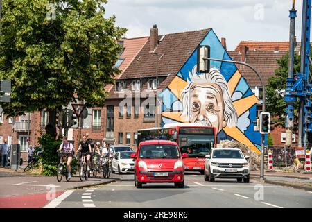 Fahrradfahrer, Autos, Busse, Einstein Graffiti, Münster, Nordrhein-Westfalen, Deutschland, Europa, Banque D'Images
