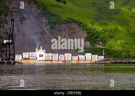 Kodiak, Alaska, USA - 12 juillet 2023 : la compagnie maritime commerciale Matson charge des conteneurs sur un navire à St. Paul Harbor à Kodiak, Alaska. Banque D'Images