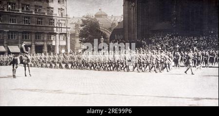 Des hommes du 20e Bataillon, Durham Light Infantry défilent devant la cathédrale de Cologne en Allemagne occupée par les Britanniques, 1919. Banque D'Images